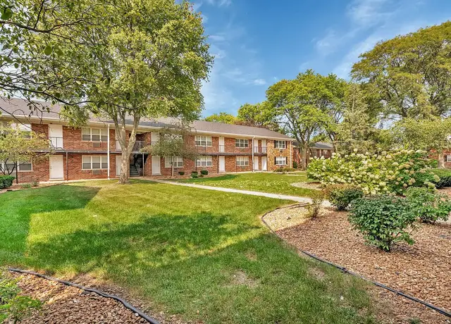 Photo of 25 Briar St, Glen Ellyn, IL 60137