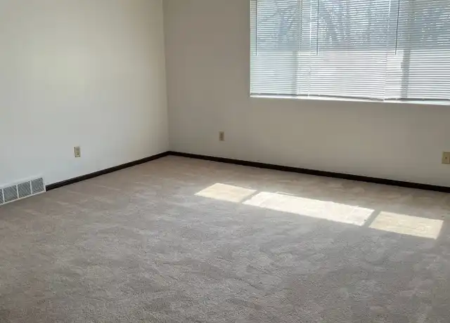 Property at Robinwood Apartments - 285 Robins Rd, Hiawatha, IA, 52233, 2 beds, 1 bath, [object Object]