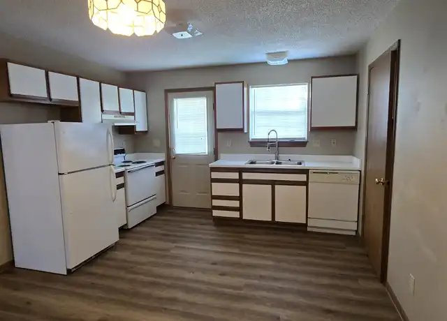 Property at 136 N Crest Dr, Raymore, MO, 64083, 2 beds, 1 bath, [object Object]