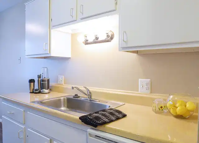 Property at Rochester Square Apartments - 676 N Main St, Rochester, MI, 48307, 1 bed, 1 bath, [object Object]
