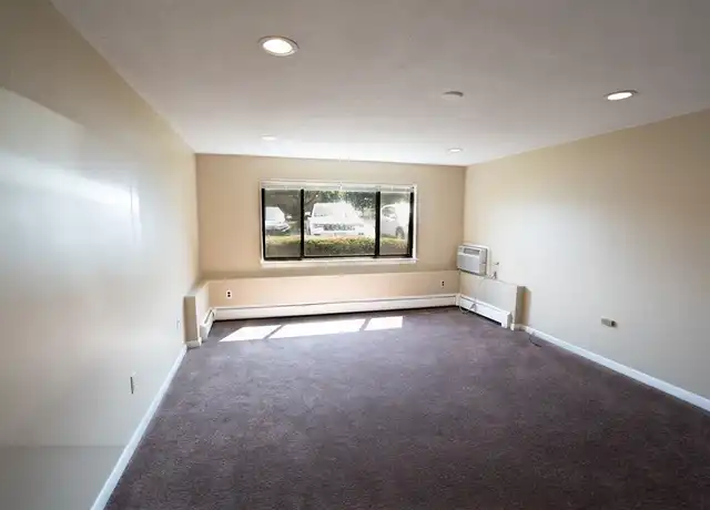 Property at 6 Hallmark Gdns #4, Burlington, MA, 01803, 1 bed, 1 bath, [object Object]