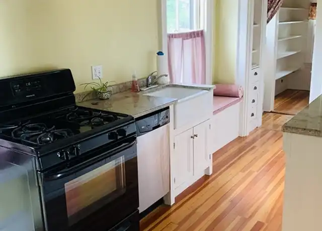 Property at 984 Chestnut St Unit 2, Newton, MA, 02464, 3 beds, 1.5 baths, [object Object]