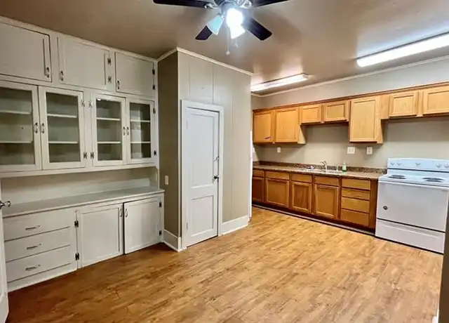 Property at 1002 Gregg St Unit CB, Denton, TX, 76201, 1 bed, 1 bath, [object Object]