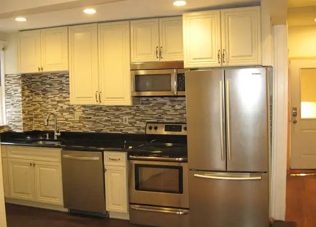 Property at 1672 Beacon St Unit 3, Brookline, MA, 02445, 2 beds, 1 bath, [object Object]