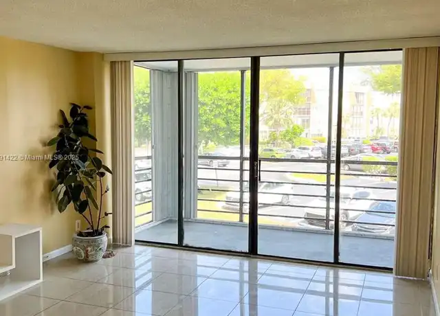 Property at 20400 W Country Club Dr #217, Aventura, FL, 33180, 1 bed, 1.5 baths, [object Object]