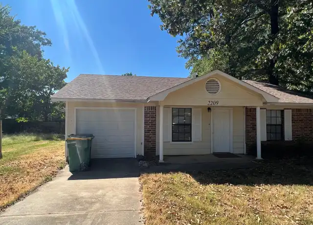 Property at 2209 S Hartford Cv, Russellville, AR, 72802, 2 beds, 1.5 baths, [object Object]