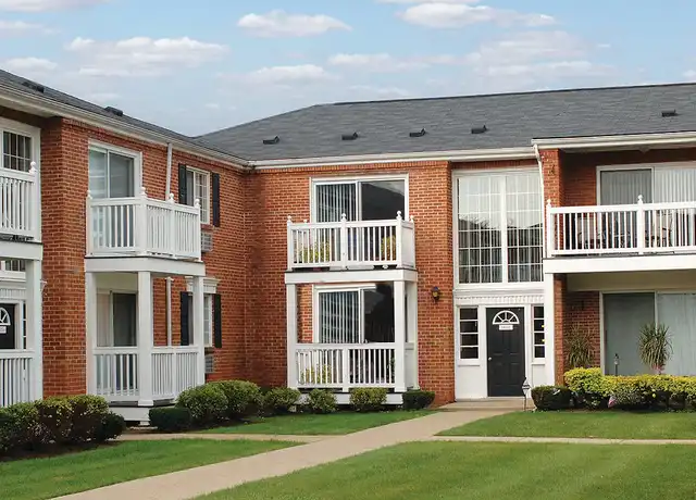 Property at Briarwood Park Apartments - 2400 Parmenter Blvd, Royal Oak, MI, 48073, 1-2 bed, 1 bath, [object Object]