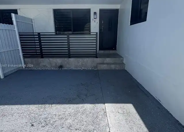 Property at 987 SE 1st St Unit 2, Hialeah, FL, 33010, 2 beds, 1 bath, [object Object]