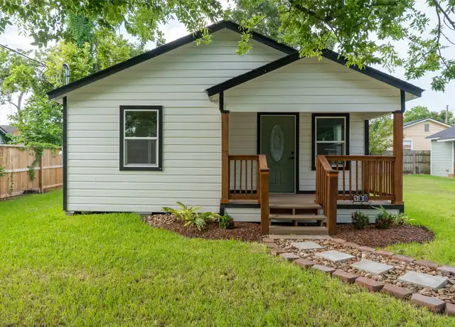 Property at 130 E Bernard St, Clute, TX, 77531, 3 beds, 2 baths, [object Object]
