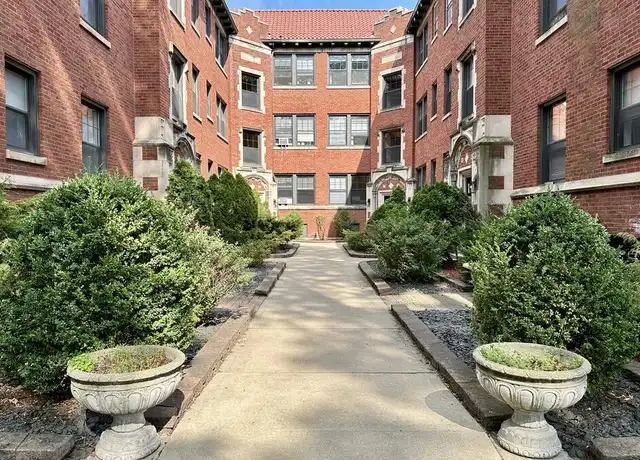 Property at 1302 W Oak St Unit W3, Chicago, IL, 60610, 1 bed, 1 bath, [object Object]