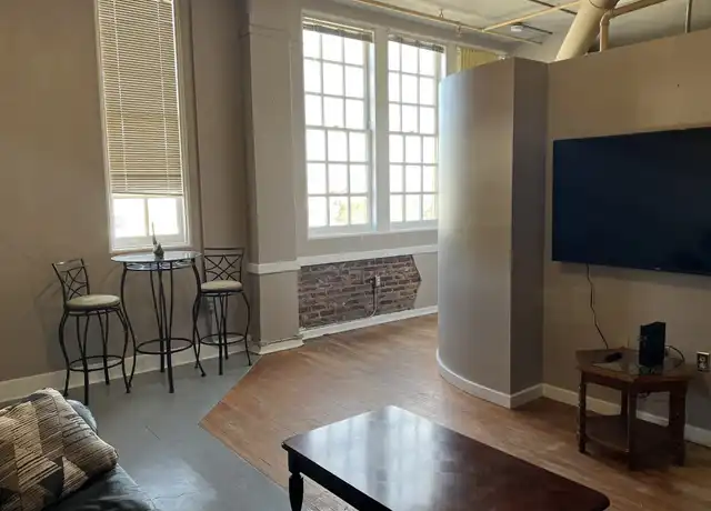 Property at 125 Oak St Unit 1-302, Hot Springs, AR, 71901, 2 beds, 1 bath, [object Object]