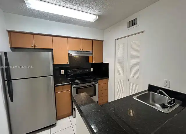 Property at 620 S Park Rd Unit 15-2, Hollywood, FL, 33021, 1 bed, 1 bath, [object Object]