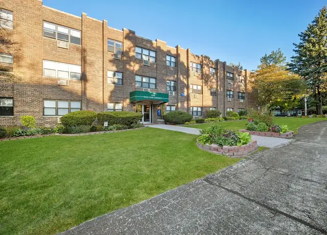 Photo of 696 Elm Pl, Highland Park, IL 60035