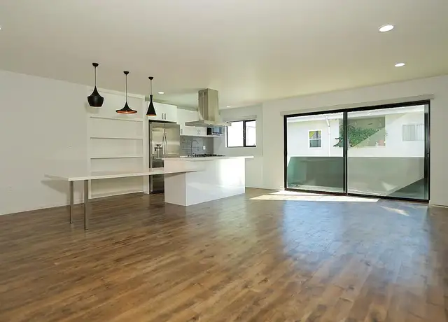 Photo of 310 N Crescent Dr, Beverly Hills, CA 90210