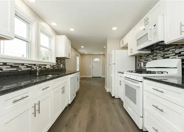 Property at 71 Saint Elizabeth St Unit 1, Bristol, RI, 02809, 2 beds, 1 bath, [object Object]