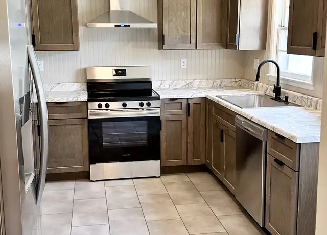 Property at 2101 S 6th Ave, Sioux Falls, SD, 57105, 3 beds, 1 bath, [object Object]