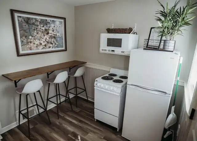 Property at 811 S Main St Unit 2, Adrian, MI, 49221, 1 bed, 1 bath, [object Object]