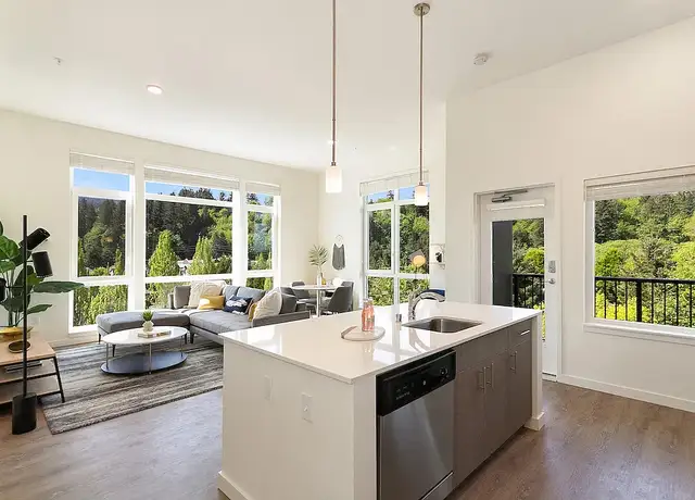 Photo of 995 7th Ave NW, Issaquah, WA 98027