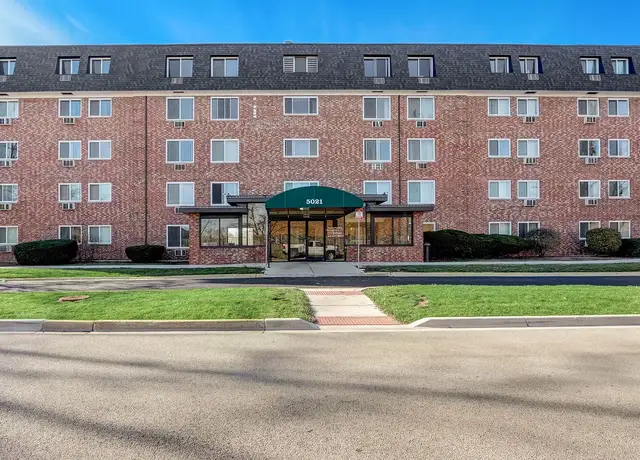 Photo of 5021 Valley Ln, Streamwood, IL 60107