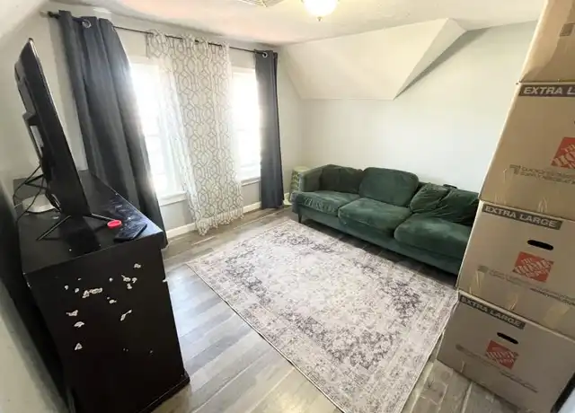 Property at 211 Elm St, Everett, MA, 02149, 2 beds, 1 bath, [object Object]