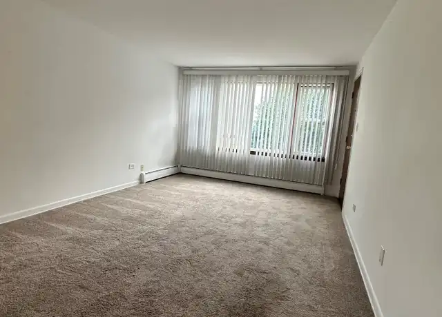 Property at 6946 W 65th St Unit 4, Chicago, IL, 60638, 2 beds, 1 bath, [object Object]