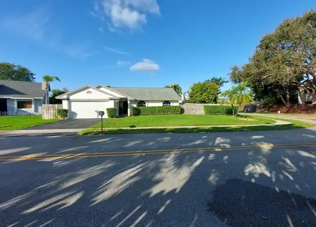 Property at 9920 SW 16th Ct, Pembroke Pines, FL, 33025, 3 beds, 2 baths, [object Object]