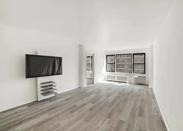 Property at 245 E 24th St Unit 10H, New York, NY, 10010, 3 beds, 1 bath, [object Object]