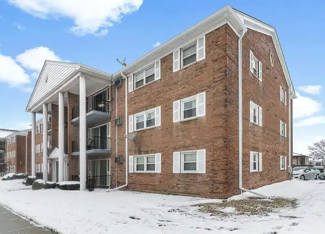 Property at 4410 W 111th St Unit 303, Oak Lawn, IL, 60453, 2 beds, 1 bath, [object Object]