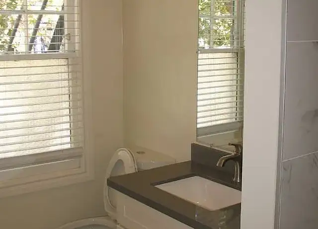 Photo of 375 Grand Ave, Oakland, CA 94610