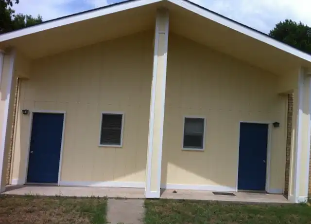 Property at 657 W 4th St Unit 4, Yorktown, TX, 78164, 2 beds, 1 bath, [object Object]