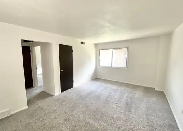Property at 700 Carriage Hl Unit 700-4, Iowa City, IA, 52246, 2 beds, 1 bath, [object Object]