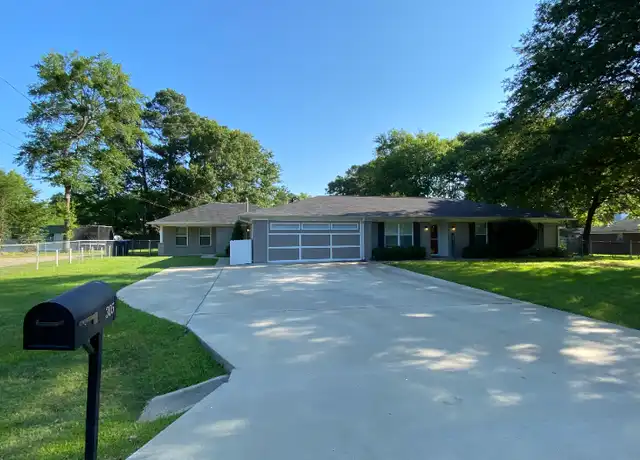 Property at 305 McGrede St, Longview, TX, 75605, 4 beds, 2.5 baths, [object Object]