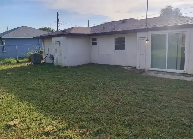Property at 2124 3rd St E, Bradenton, FL, 34208, 2 beds, 1 bath, [object Object]
