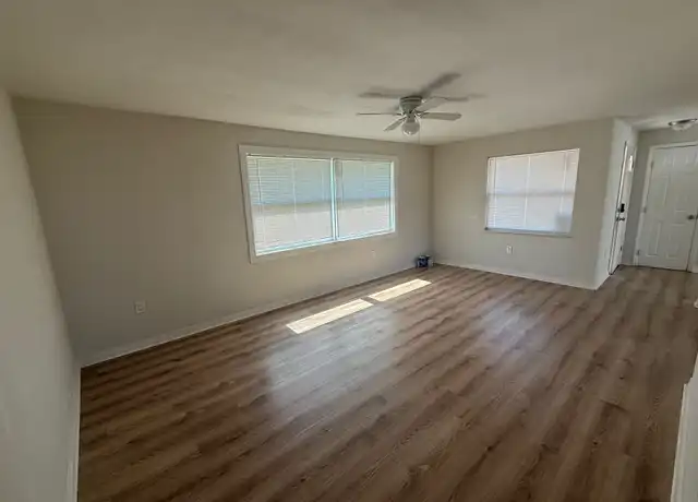 Property at 2124 3rd St E, Bradenton, FL, 34208, 2 beds, 1 bath, [object Object]