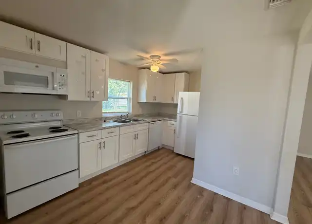 Property at 2124 3rd St E, Bradenton, FL, 34208, 2 beds, 1 bath, [object Object]