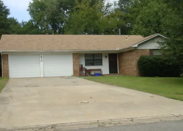 Property at 1910 University Dr, Russellville, AR, 72801, 3 beds, 2 baths, [object Object]