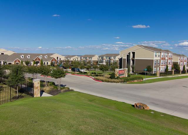 Photo of 1200 Scenic Vista Dr, Fort Worth, TX 76108
