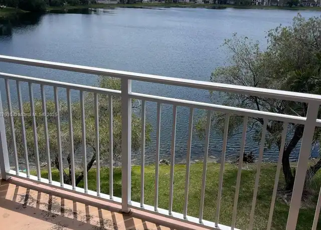 Property at 9375 Fontainebleau Blvd Unit L426, Miami, FL, 33172, 2 beds, 2.5 baths, [object Object]