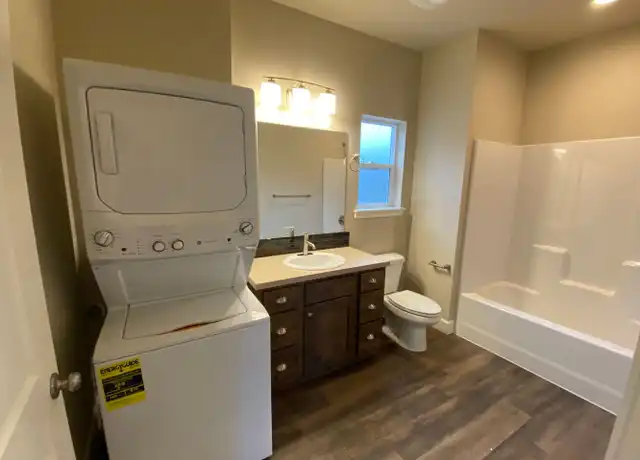 Property at 2155 NW 12th St, Redmond, OR, 97756, 1 bed, 1 bath, [object Object]
