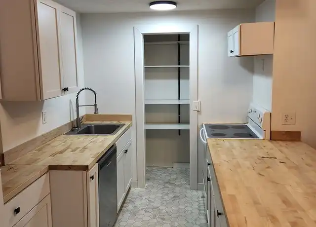 Property at 524 N 50th St Unit 1, Omaha, NE, 68132, 2 beds, 1 bath, [object Object]