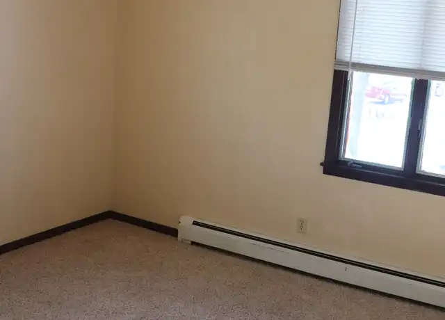 Property at 233 Harnett St NW Unit 4, Cedar Rapids, IA, 52405, 1 bed, 1 bath, [object Object]