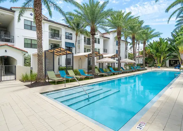 Photo of 290 Courtney Lakes Cir, West Palm Beach, FL 33401