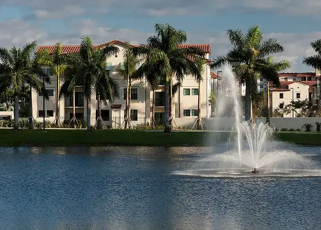 Photo of 290 Courtney Lakes Cir, West Palm Beach, FL 33401