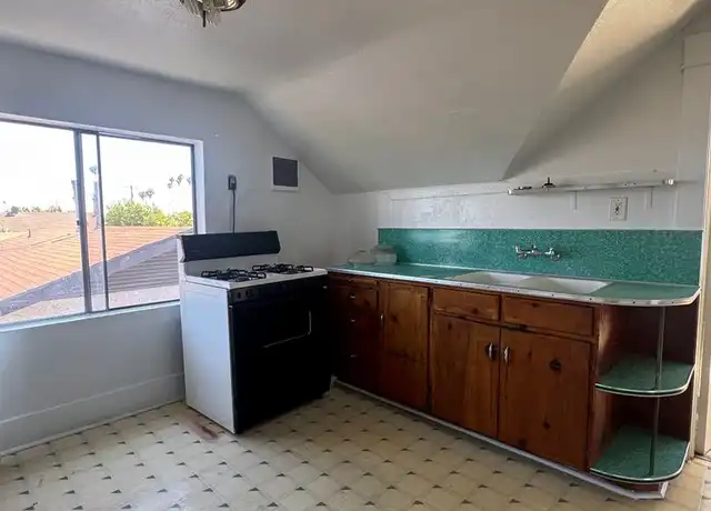 Property at 3425 3rd Ave Unit 3425 1/2, Los Angeles, CA, 90018, 2 beds, 1 bath, [object Object]