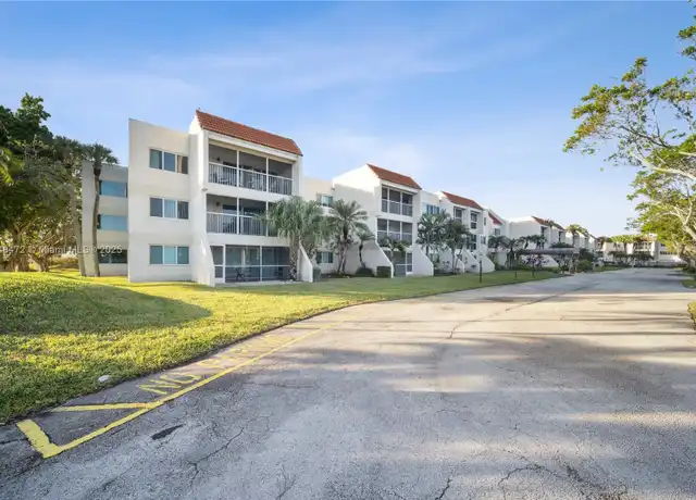 Property at 100 Lakeview Dr #202, Weston, FL, 33326, 2 beds, 2 baths, [object Object]
