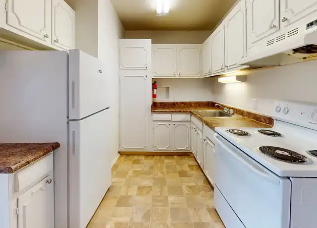 Property at Kendall Manor Apartments - 125 S Kendall Ave, Kalamazoo, MI, 49006, 1 bed, 1 bath, [object Object]