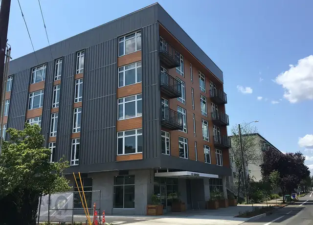Photo of 10506 E Burnside St, Portland, OR 97216