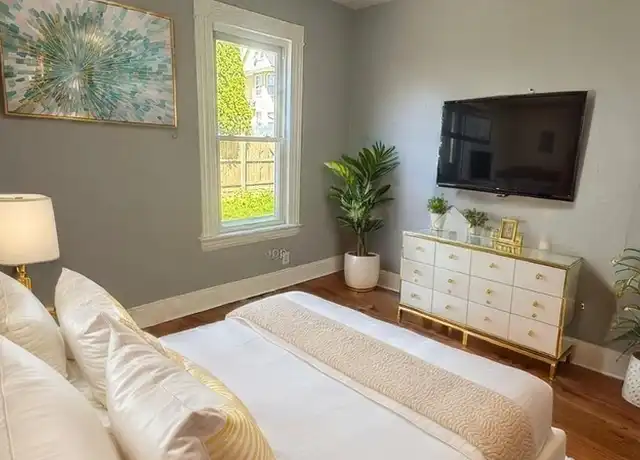 Property at 545 Park St Unit 1L, Bridgeport, CT, 06608, 3 beds, 1 bath, [object Object]