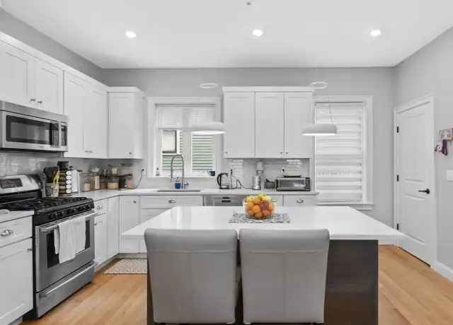 Property at 25 Chilcott Pl #1, Jamaica Plain, MA, 02130, 3 beds, 2 baths, [object Object]