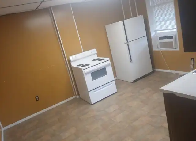 Property at 27 W Columbus St, Nelsonville, OH, 45764, 1 bed, 1 bath, [object Object]